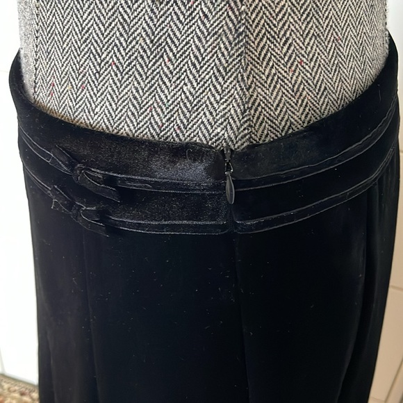 Beautiful velour black skirt. - Picture 5 of 6